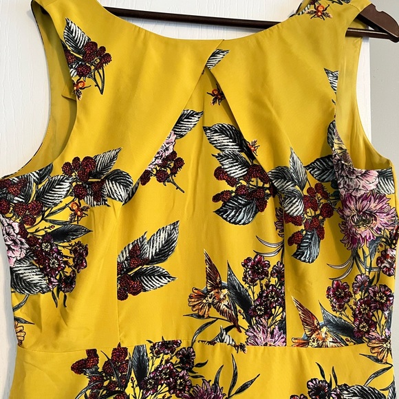 Bright summery dress w/ optional belt. Mid- length with front and back neckline - Picture 3 of 6